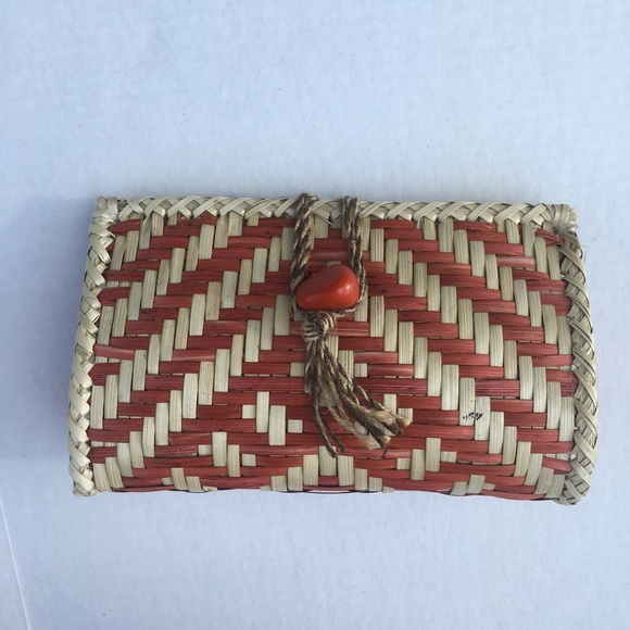 Rattan Woven straw clutch with stone clasp - Picture 3 of 8